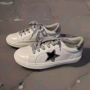 PARTY Women's Fashion Star Sneaker Lace Up Low Top Comfortable Cushioned Size 7